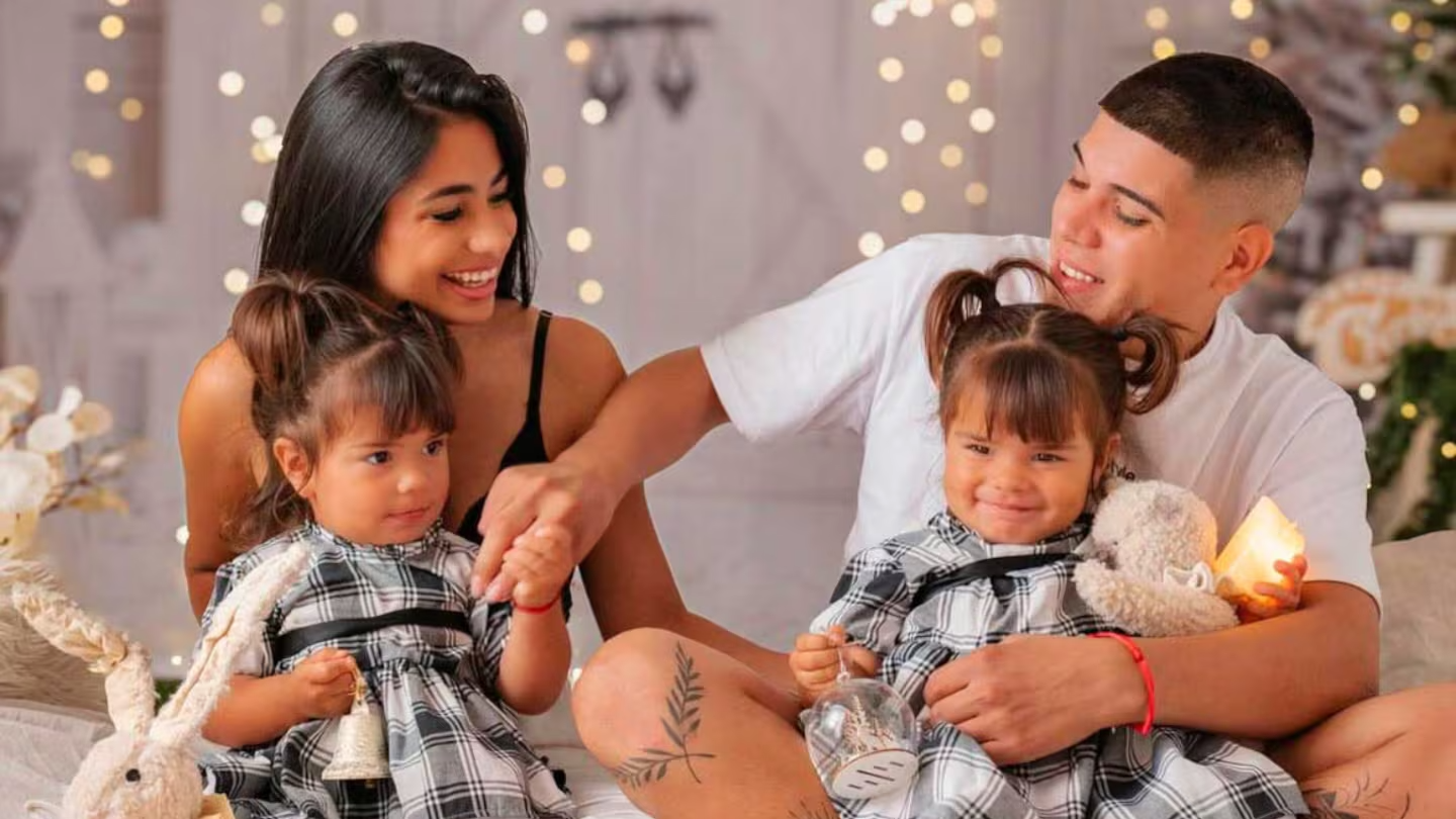 Globos, peluches y regalos: el cumpleaños sorpresa de las gemelas de Daniela Celis y Thiago Medina