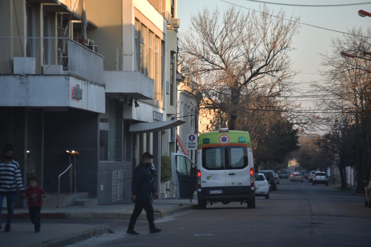 Revelaron datos del hombre encontrado muerto frente al ex Hotel Embajador y cómo falleció