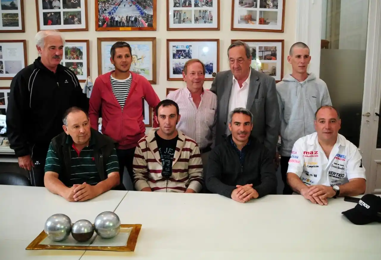    Bayala y pilotos de APAC, recibidos por el Intendente 
