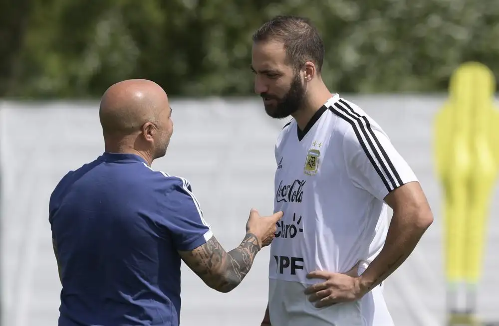 En el medio, Sampaoli probó con Mascherano y Biglia