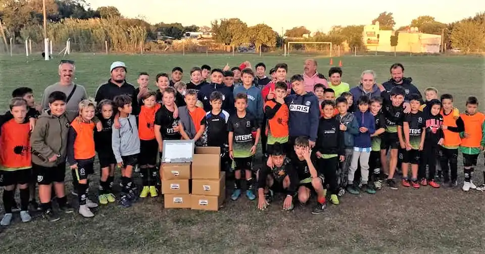 Javier Gastón entregó nuevos reflectores led a la escuelita de fútbol “Los Picapiedras”