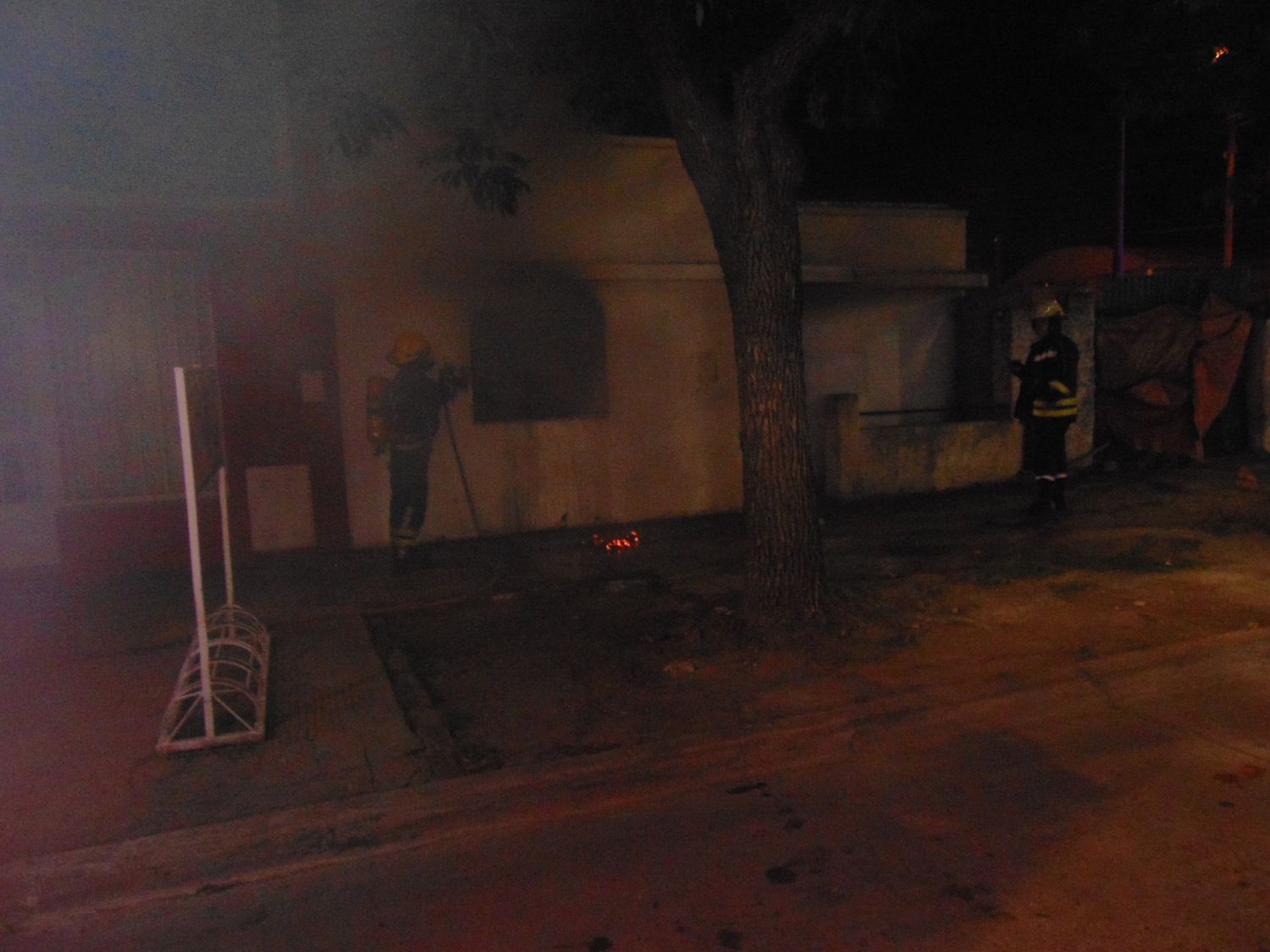 Los bomberos en plena tarea combatiendo las llamas.