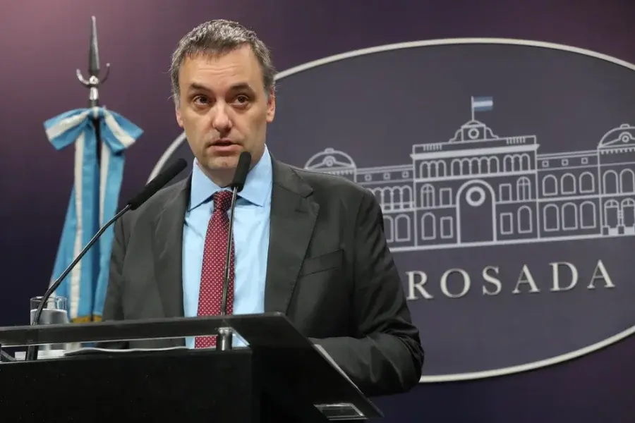 El Gobierno evalúa "eliminar" cualquier política "ideológica y discriminatoria" que habilite el ingreso al empleo público