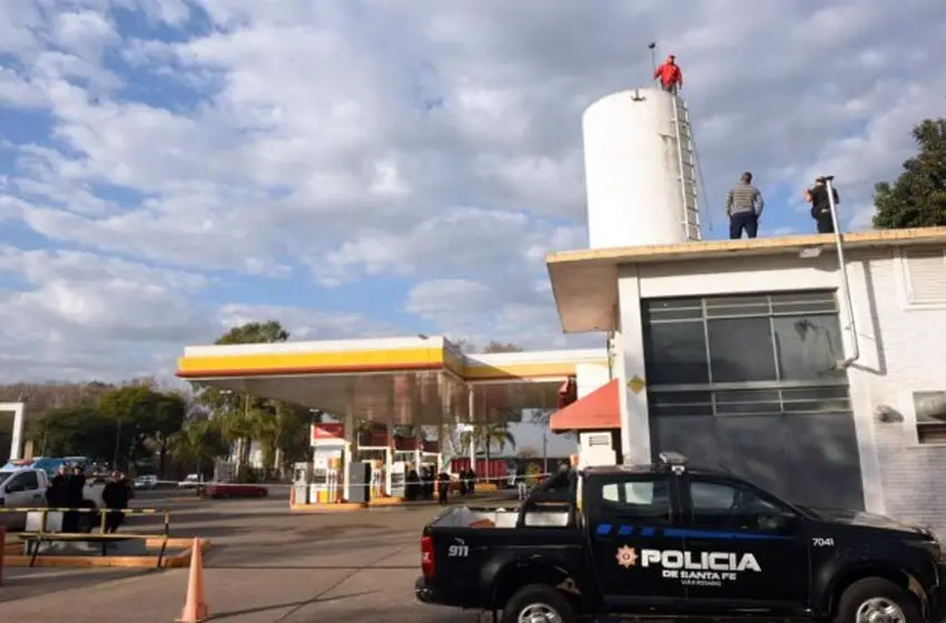 Le debían dos meses de sueldo, se subió a un tanque de agua y amenazó con tirarse