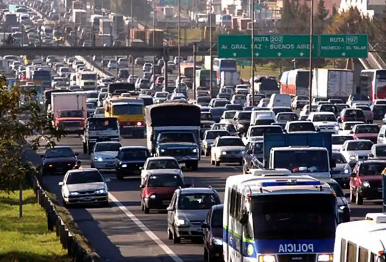 Miles de vehículos transitan hacia los principales destinos turísticos del país