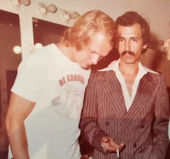 David Soul en una de sus visitas al país, con el locutor Jesús Leandro. Foto @retrovisortv en X