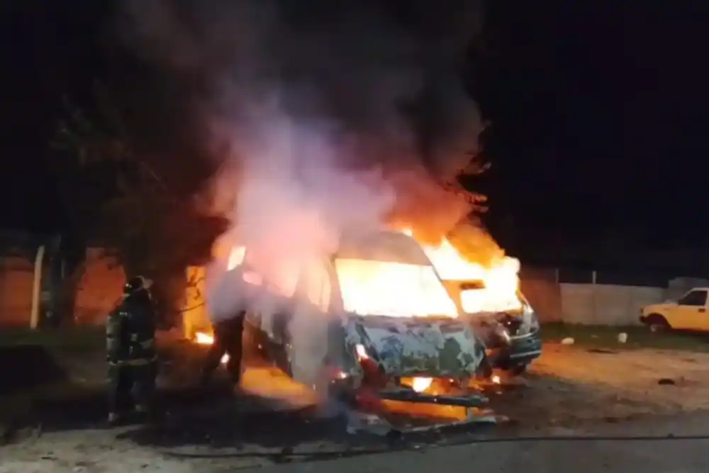 Incendio de autos en Rosario.