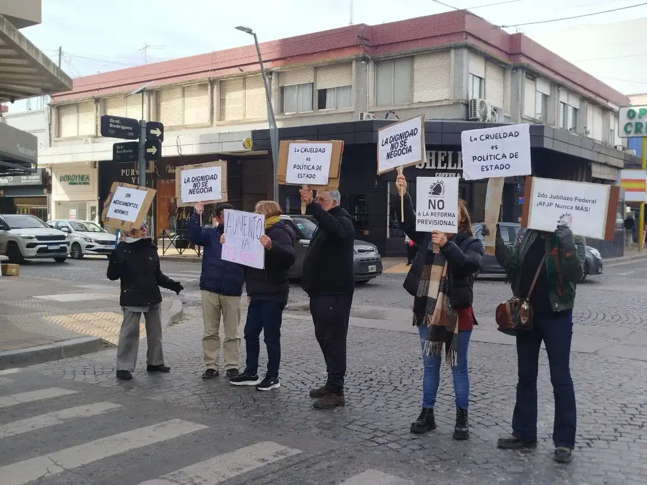 Los jubilados se manifestaron en San Martín y Rodríguez.