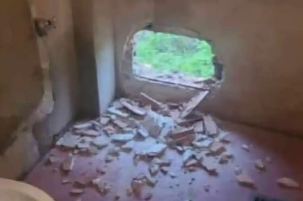 Los ladrones, utilizando la modalidad conocida como “boqueteros”, perforaron una de las paredes.