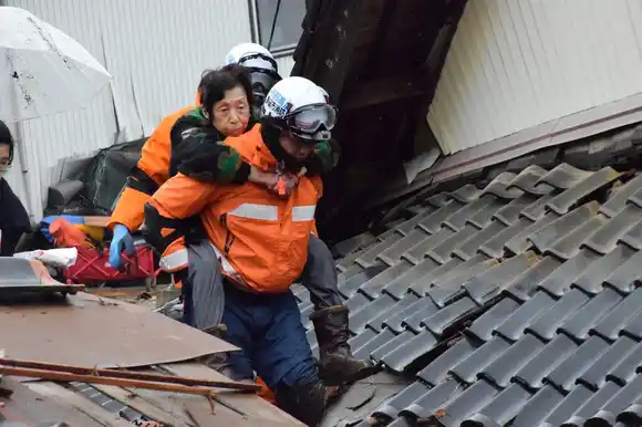 ¡LLUVIAS DIFICULTAN EL RESCATE! Asciende a 72 las muertes por terremoto en Japón (+FOTOS)