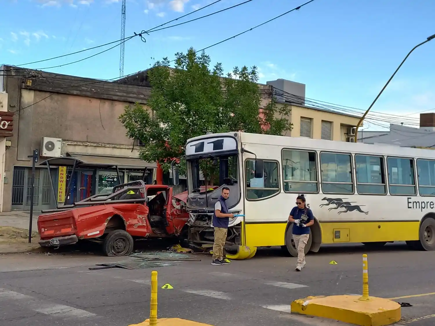 Santa Fe: una camioneta chocó contra un colectivo en Av. Aristóbulo del Valle