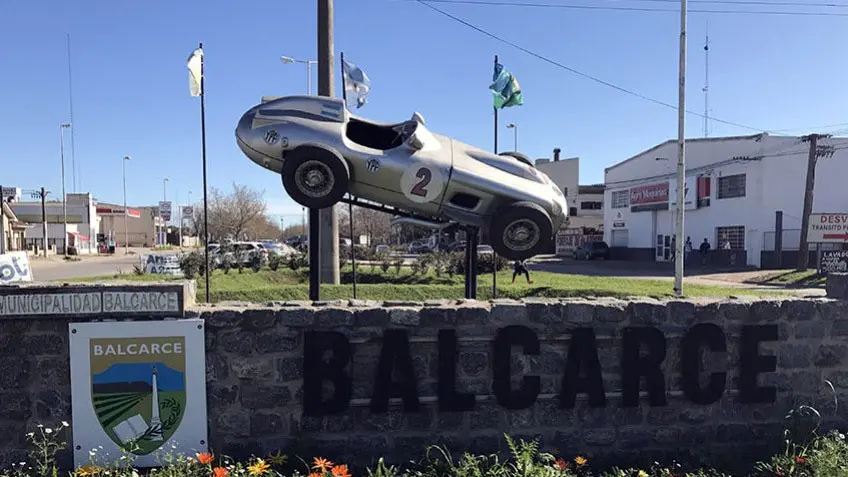Restaurarán la réplica del auto de Fangio en Balcarce