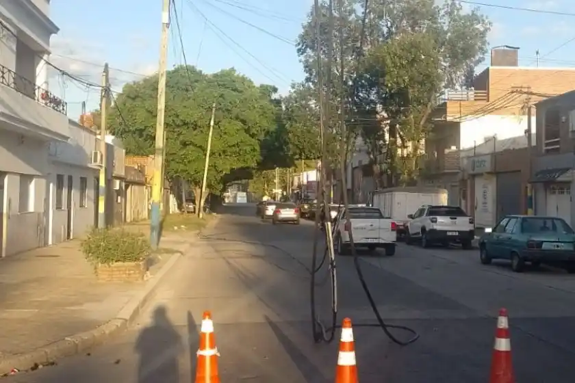 Un camión se llevó puesto un semáforo y generó caos en el tránsito del macrocentro