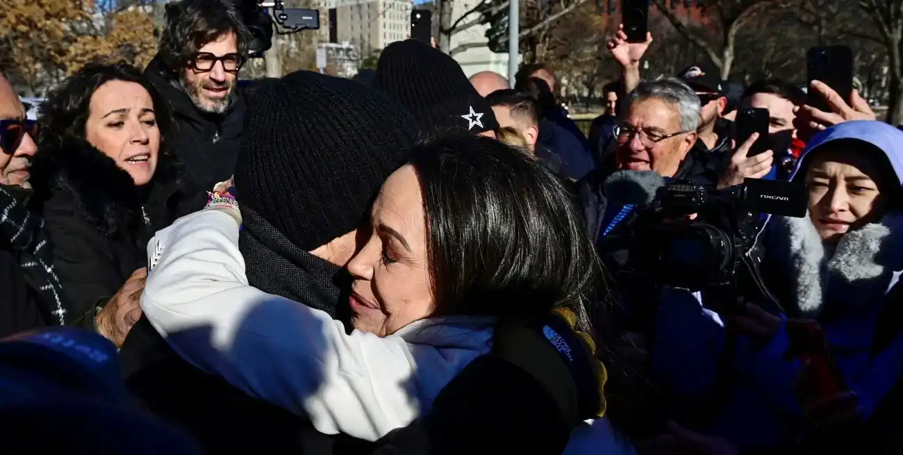 La líder opositora venezolana María Corina Machado es abrazada por sus partidarios al salir de la Casa Blanca tras una reunión con el presidente estadounidense Donald Trump en Washington, EE. UU. Foto: REUTERS / Craig Hudson.