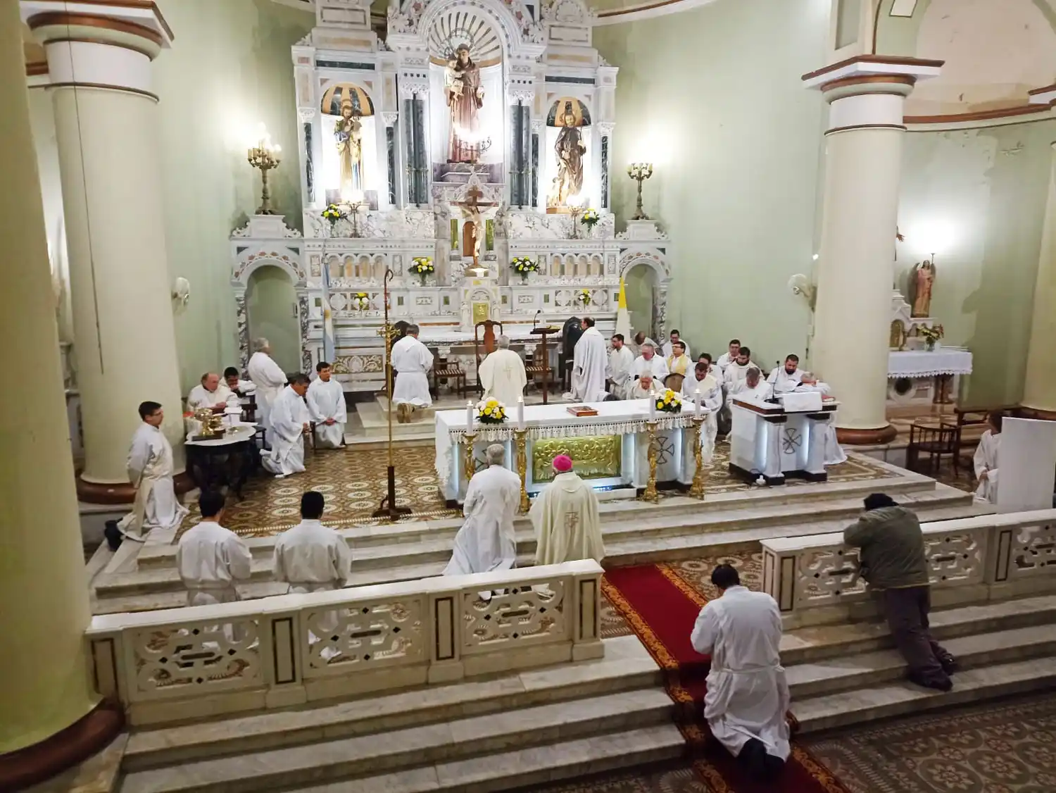 Néstor Padilla se ordenó como diácono permanente