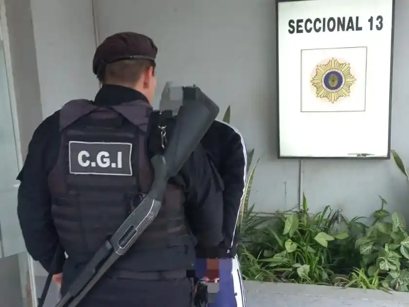 Vio a la policía, se bajó de la moto y salió corriendo: lo agarraron y le secuestraron un arma