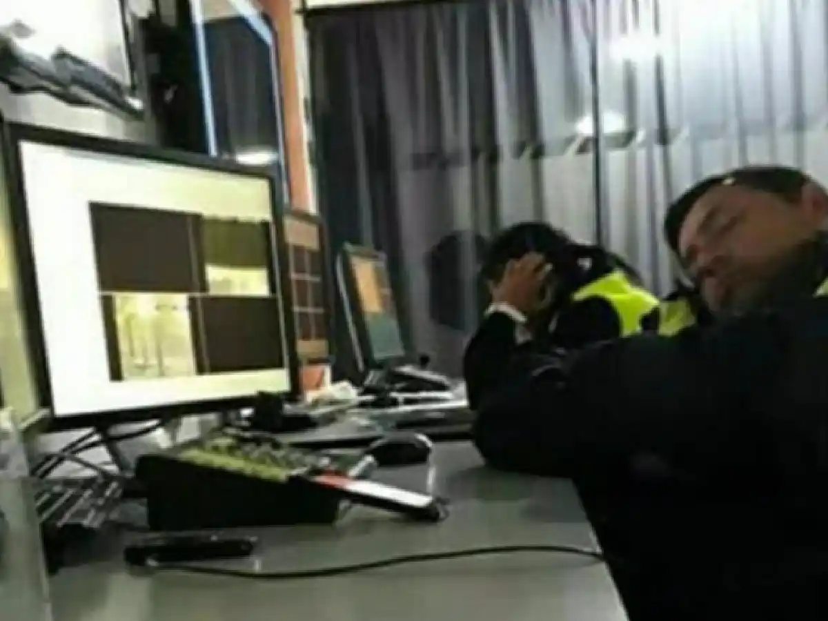 Tucumán: apartaron a 17 policías por dormir en un centro de monitoreo