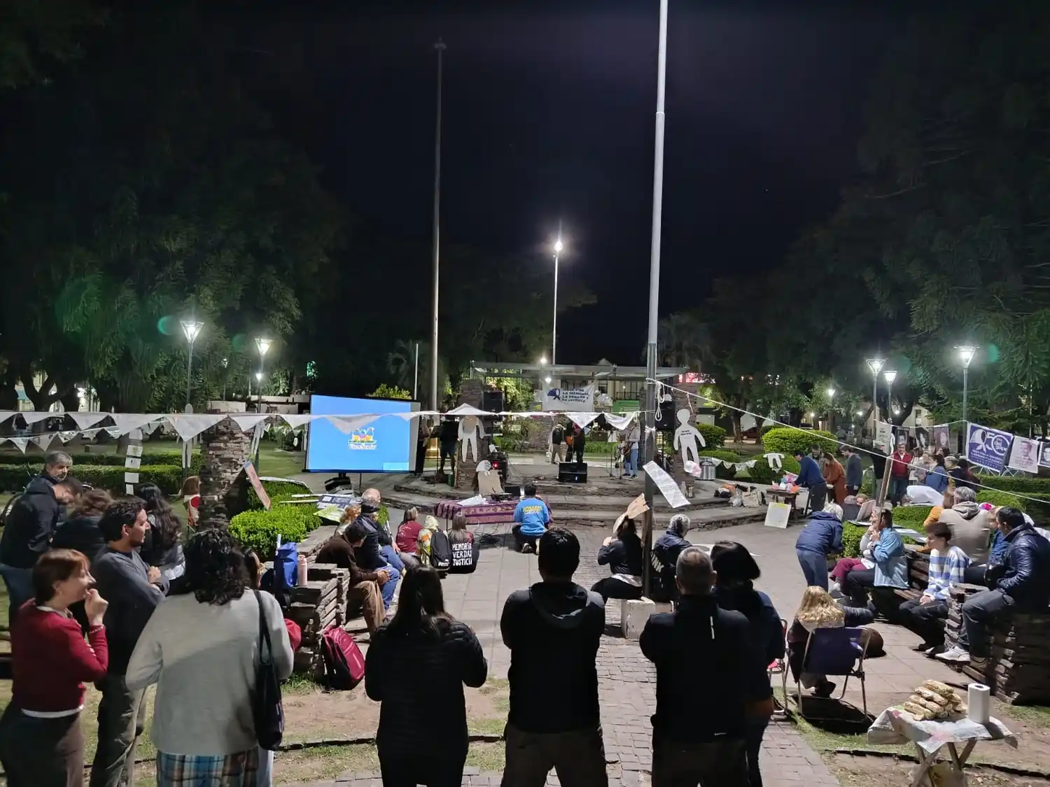 Este lunes hubo vigilia en plaza Belgrano.