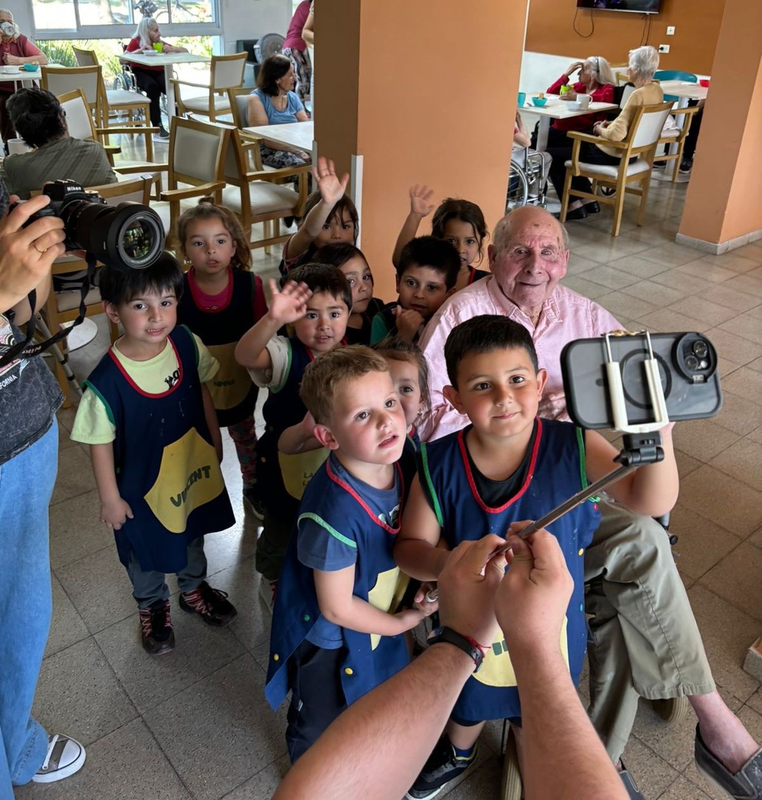 Los niños interactúan con los abuelos de la Residencia de Adultos Mayores.