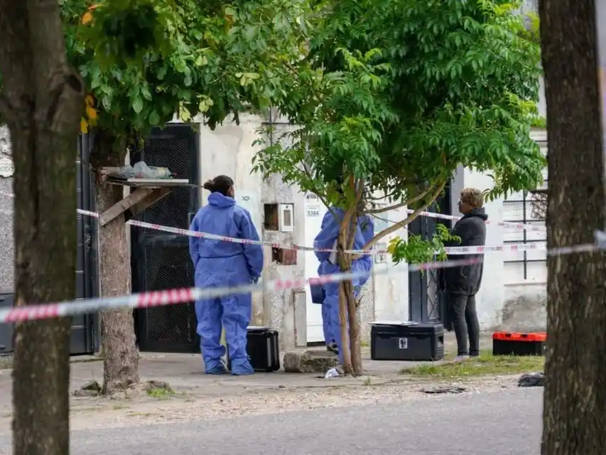 El doble crimen ocurrió en una vivienda ubicada en inmediaciones de Uruguay y Camino Aldao.