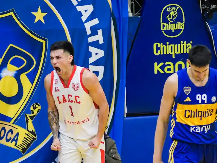 Leandro Vildoza celebra como todo Instituto la victoria contra Boca en la apertura de la serie final de la Liga Nacional. Foto:Javier Centeno / Liga Nacional)