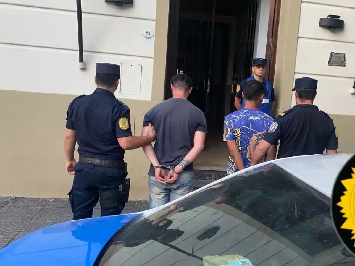 Detienen a dos hombres por el robo de chapas en una vivienda deshabitada