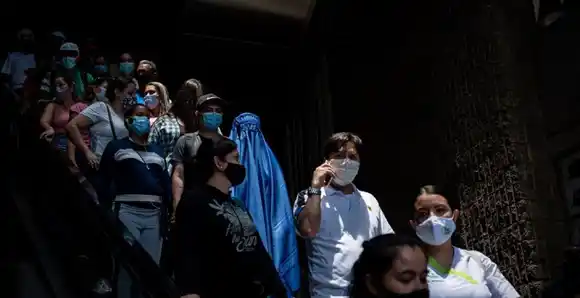 ¡SORPRENDENTES REACCIONES! Una mujer con burka recorre Medellín (+Fotos)