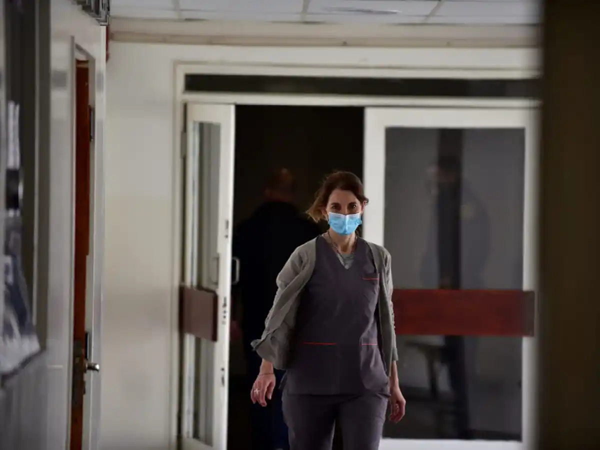 La pandemia tiene aislado al 10 % del personal sanitario del Hospital  