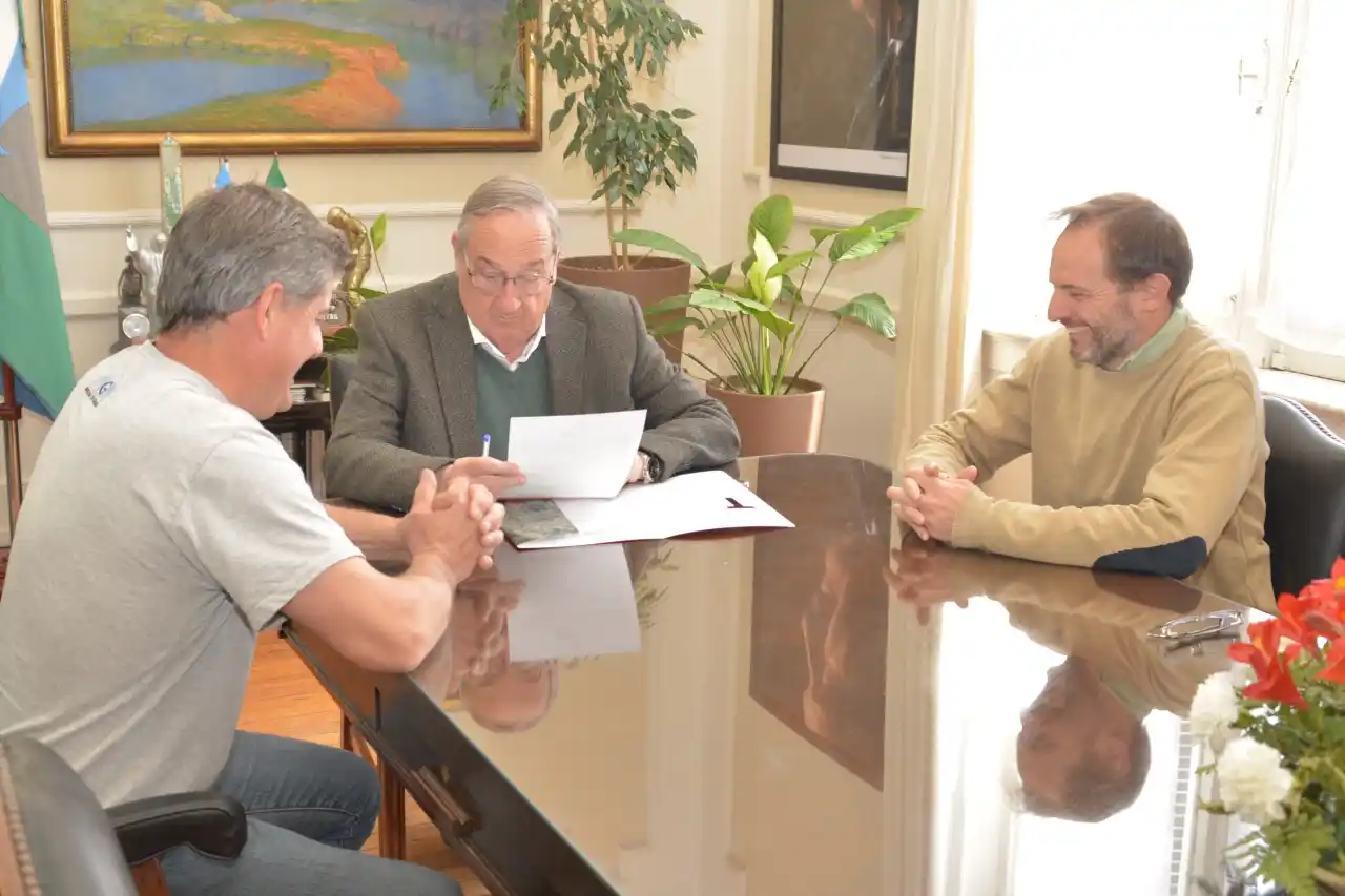 Lunghi firmó un contrato con la empresa MGM para las obras de extensión de redes de aguas y cloacas