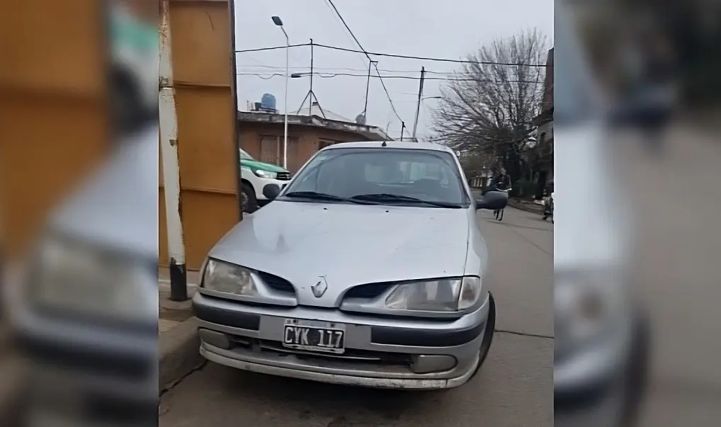 Circulaba en un auto sin documentación, escapó de la policía y la detuvieron