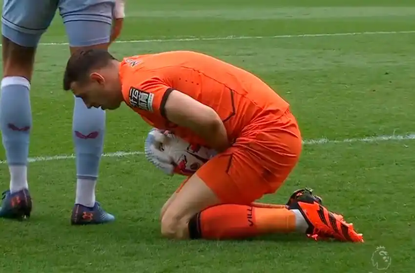 Dibu Martínez se lesionó y no pudo seguir en Aston Villa