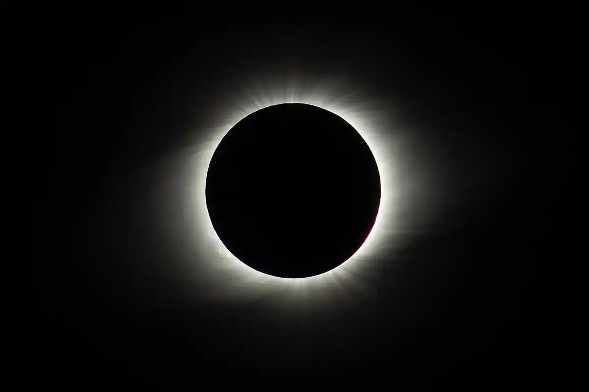 Eclipse total de sol oscurece y emociona al sur de Chile y Argentina