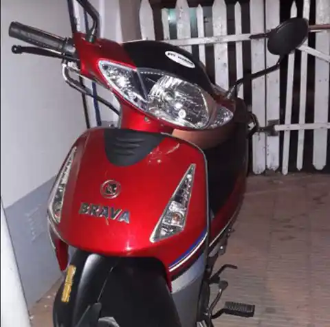 Sustraen una moto del patio de una casa