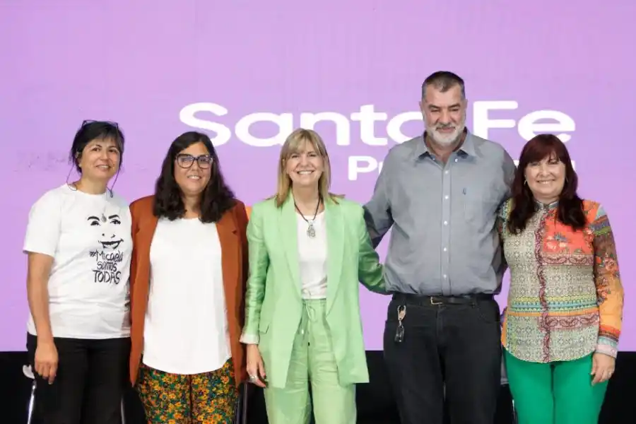 Los padres de Micaela con la vicegobernadora Alejandra Rodenas y las ministras de Igualdad, Género y Diversidad, Florencia Marinaro, y de Gobierno, Justicia y Derechos Humanos, Celia Arena.