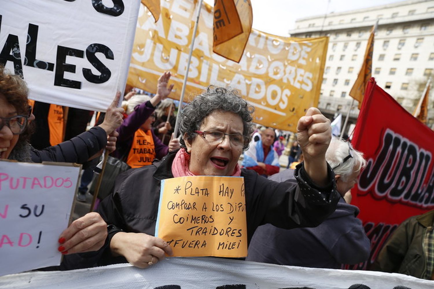 Corridas e incidentes frente al Congreso tras la ratificación del veto a la reforma jubilatoria