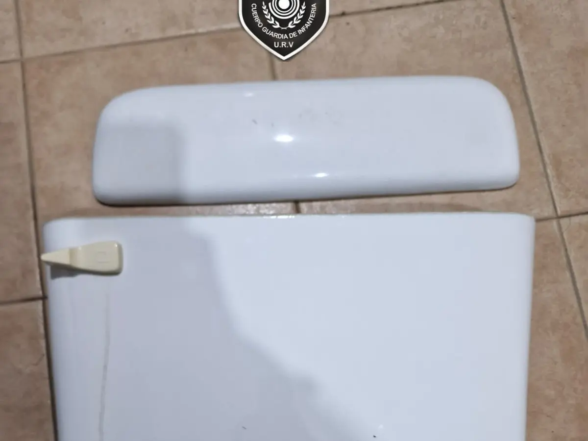 ¿Para equipar el baño? Atraparon a dos jóvenes con partes de un inodoro presuntamente robado