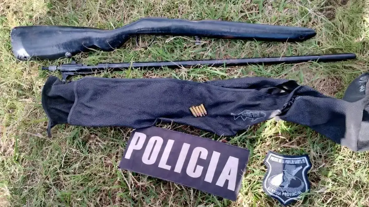 Intentaron evadir un control en la Ruta 1 y terminaron aprehendidos por tenencia y portación del arma - 3