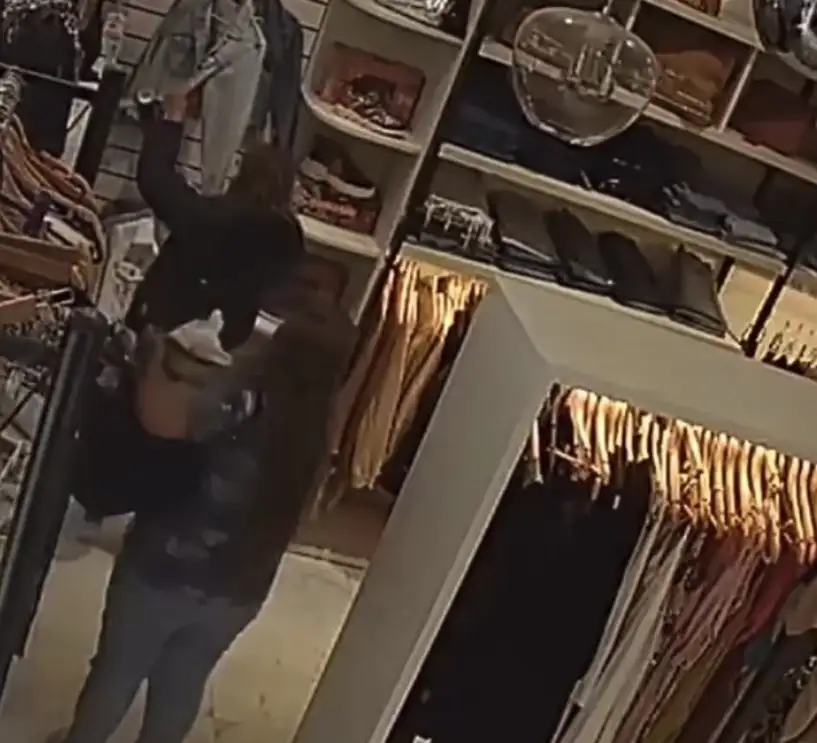 Así robaban dos mujeres en un comercio céntrico
