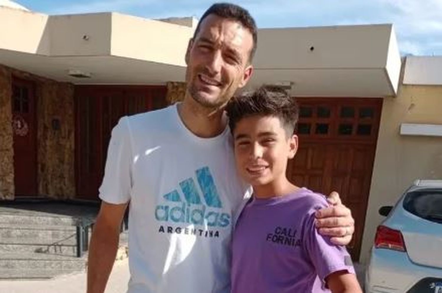 Emotivo regalo a Scaloni en la puerta de su casa en Pujato: un niño cantó una chacarera en su honor