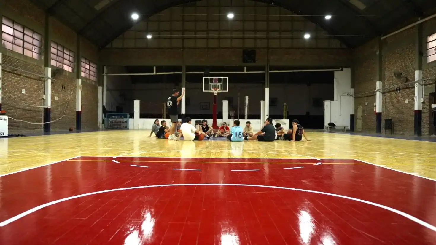 Nuevo parqué en el club de barrio Sarmiento.