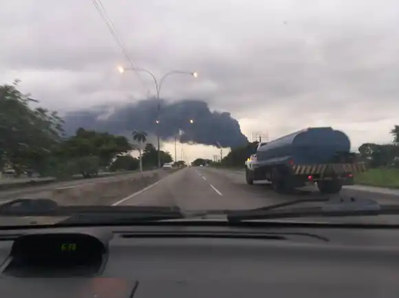 Fuerte incendio se registra en la empresa Black Eagle, antigua Good Year en Carabobo