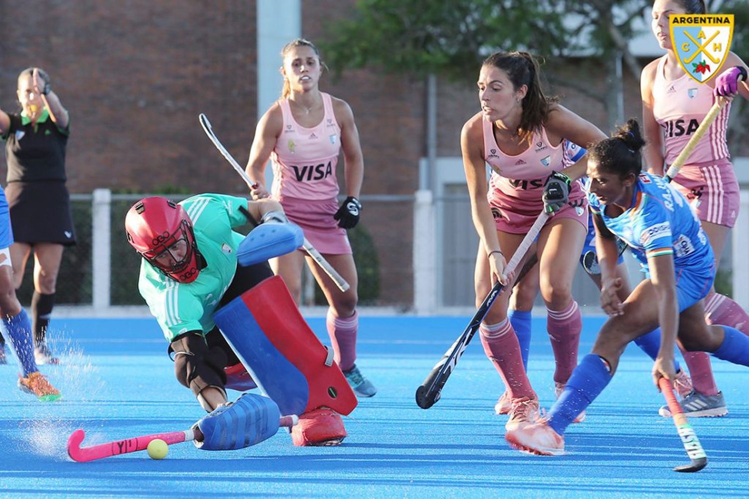 Delpech fue titular en  su debut en Las Leonas