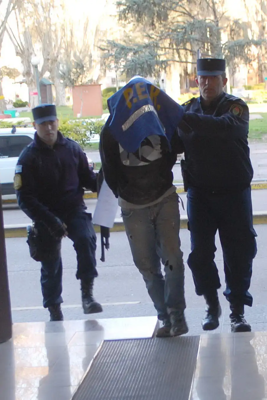 La Policía detuvo a dos sujetos por intento de robo en automóviles