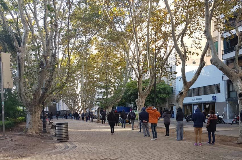 Pese al intenso frío, largas colas en el primer día de cobro del bono de 10 mil pesos en Rosario