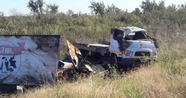 Un camión de Gualeguaychú sufrió un tremendo vuelco: hay dos heridos
