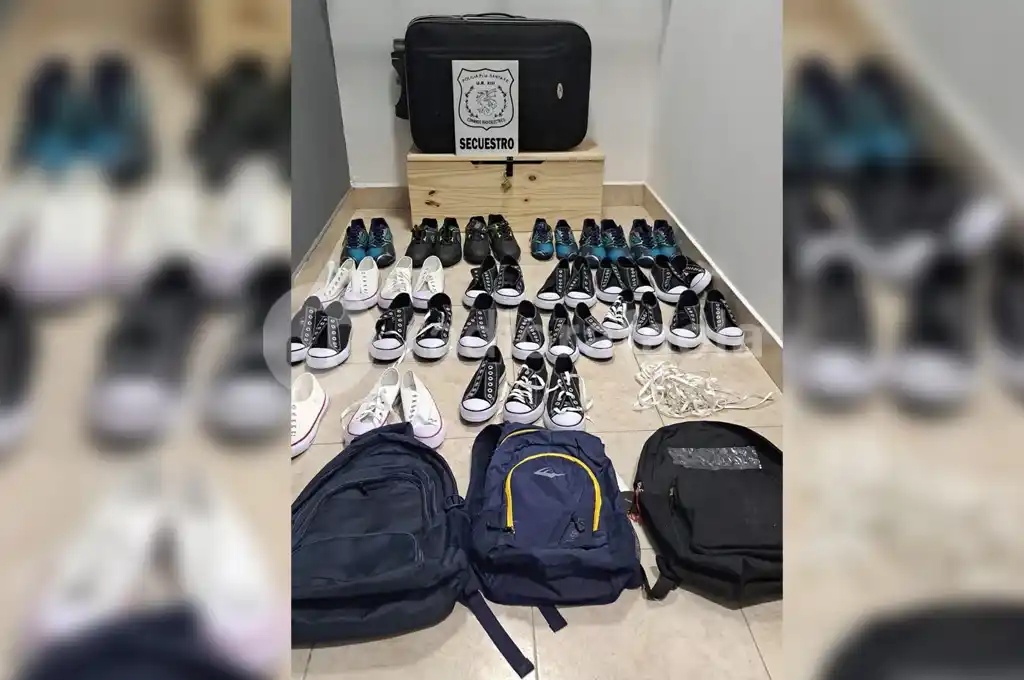 A gran velocidad, escapó de la policía y descartó un bolso con varias prendas robadas de un comercio