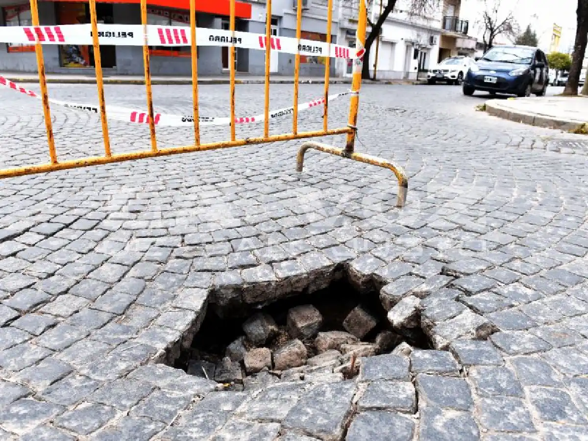 Vecinos reclaman la pronta reparación de un gran bache