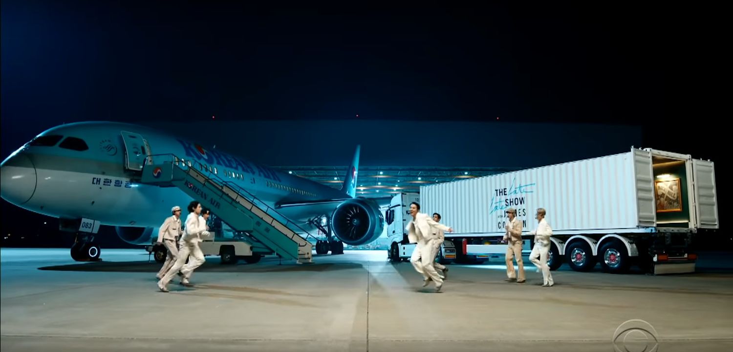 Boeing celebra a BTS por su último éxito Dynamite junto al 787 de Korean Air