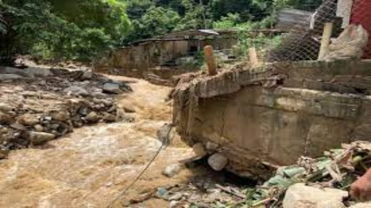 INUNDADOS, AISLADOS Y SIN ELECTRICIDAD los andes de Venezuela tras las fuertes lluvias
