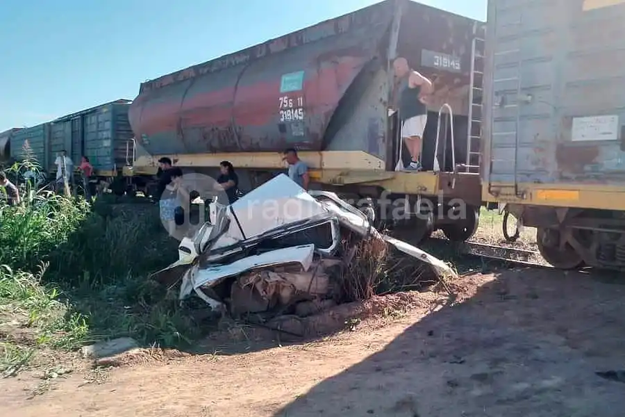 Se salvó de milagro: un menor de 15 años conducía un auto e impactó contra un tren